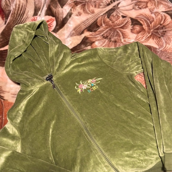 I’m selling this cute vintage sweater with designs - Picture 2 of 4